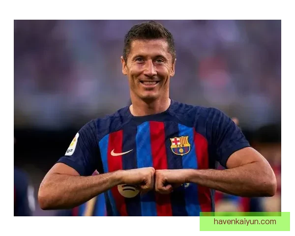 莱万多夫斯基近期转会传闻引发关注，未来去向依然成疑